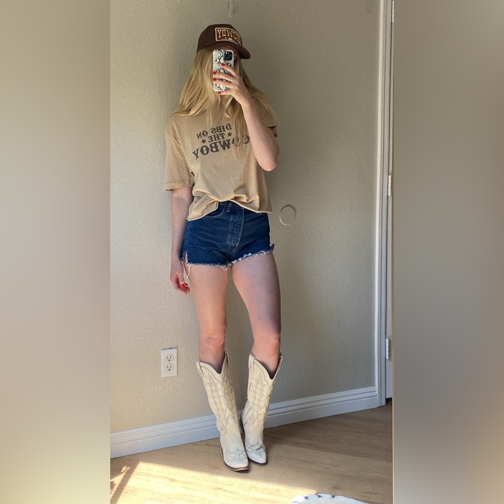 Dibs on the cowboy graphic tee - Picture 7 of 8